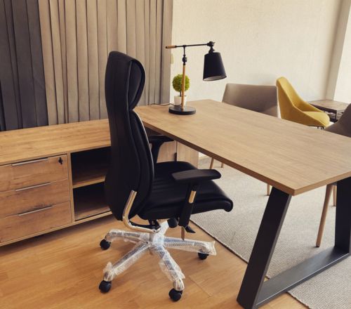 Mesa de despacho con mueble Piramid. Instalación LA OFICINA ONLINE.